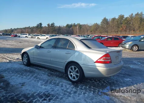2001 Mercedes-Benz C 240 z USA, uszkodzony, nr VIN WDBRF61J61F080966